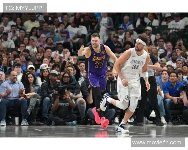 独行侠队境内战胜湖人队，成为夺冠热门