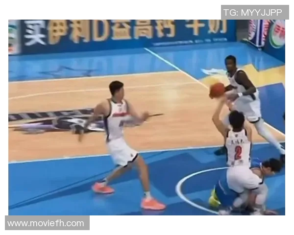 徐杰抢断瞬间展现防守天赋引发球迷热议与赞赏